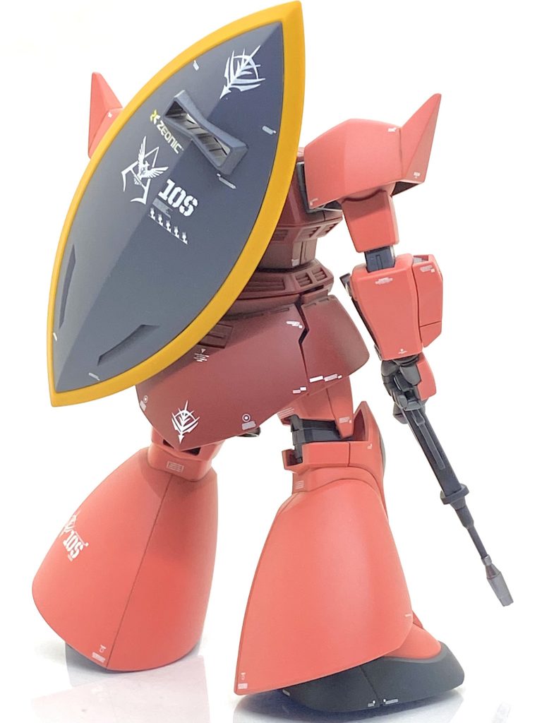 初期のMGに比べますとHGUCのシャア専用機の成型色はかなり良くなっていて、つや消し吹けば玩具っぽさも消えると思います。最初のシャア専用ゲルググやズゴックも同じ色の成型色で合わせ目消しましても比較的に白化せず見栄え良く仕上げられたと思いました。合わせ目消す作業は大っ嫌いなので(笑)、鎖骨の部分や足なんかはダンモを使い段落ちモールドにしています。