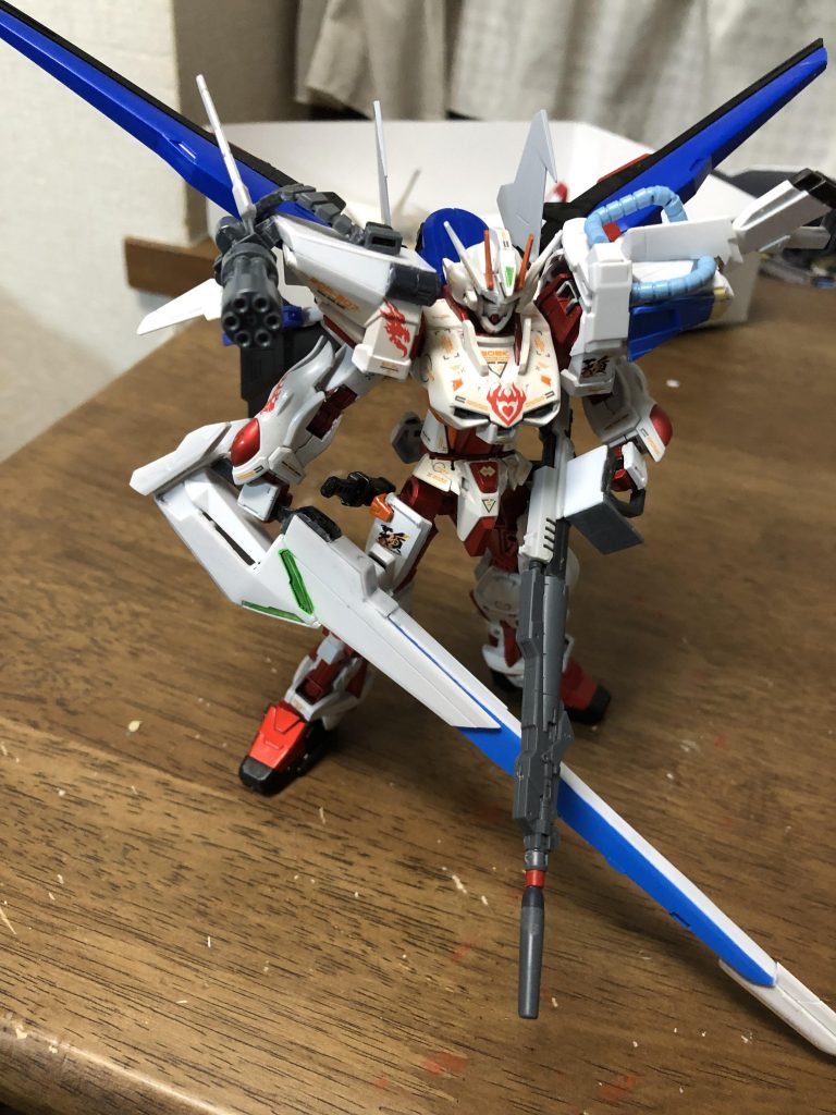 塗装前ですこれ肩も3mm軸の接続なんでプラ板とプラ棒と何かしらジャンクあれば無限にオリジナルのストライカーパック作れるんでまたその気になった時に作るかもですね〜