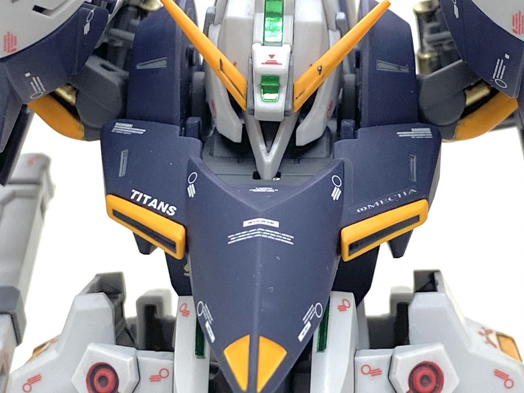 デカールはガンダムデカールのアドバンスオブゼータ シリーズ用をメインに機体が大きいので余っていたMGガンダムZZ Ver.Kaや武者ガンダム等の大きめのコーションデカールも貼り、バランスを取りました。ヘイズル系はカトキ風の仕上げを見る事があるのですがフライルーやウーンドウォートは殆どそういう仕上げは見ないので「もしカトキハジメがフライルーをリメイクしたら?」と考えながらデカールを貼りましたが・・・機体が大きいので貼れる所が多く、今までで一番多い枚数を貼りました。今回もKa signatureのティターンズ所属のMSは大抵は連邦軍のマーキングが付いてましたから自分もリスペクトしてEFFのマーキングを入れております。