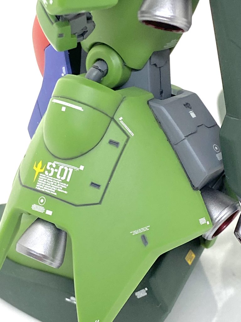 スカートが大きくて見えにくいのですが脹脛はディテールを彫り、メカサフで塗装してメリハリを付けています。オリジナルな配色なのですが精密感は出たと思います。