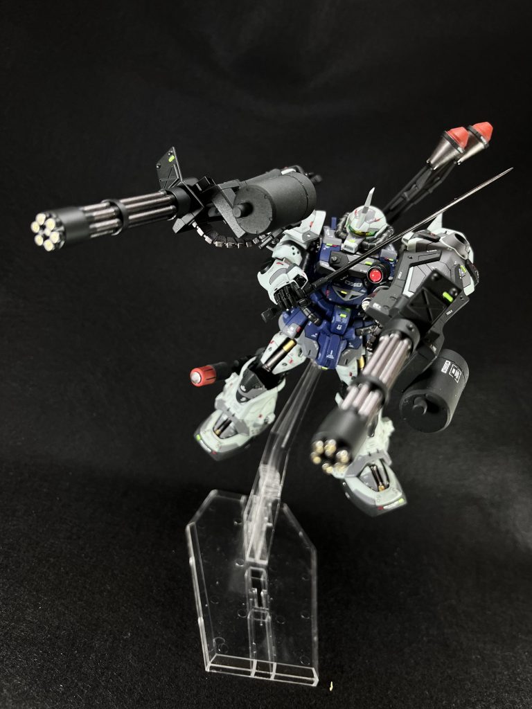 イエローサブマリンでガトリングシールドをたまたま買っていて、そのあとで今回の機体を買ったので、「そうだ、2個つけちゃおう」というパワープレイに。追加の方のガトリングシールドを肩からつけるアイデアはYouTuberの Noneさんからパk...参考にさせていただきました。