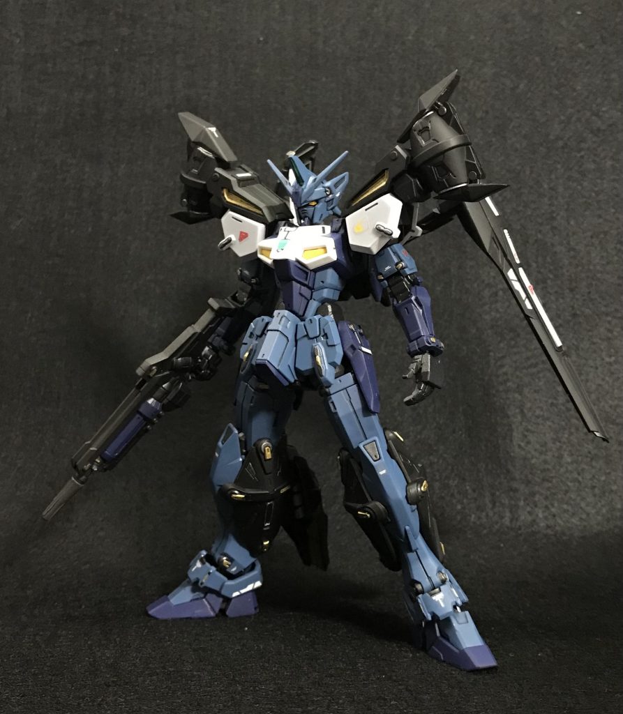 そして、やっぱりやりたくなっちゃうアサルトブースター装着! ちなみに胸部装甲を白にした理由の一つにアサルトブースターの肩の白と統一感が出るんじゃないかと思って胸部も白に変更しました🤔