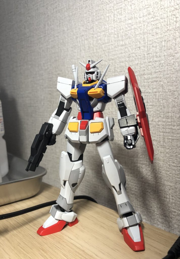 デカールなし状態です。肩のGN-000 はデカールを切り合わせて一つに見えるよう調整しています。