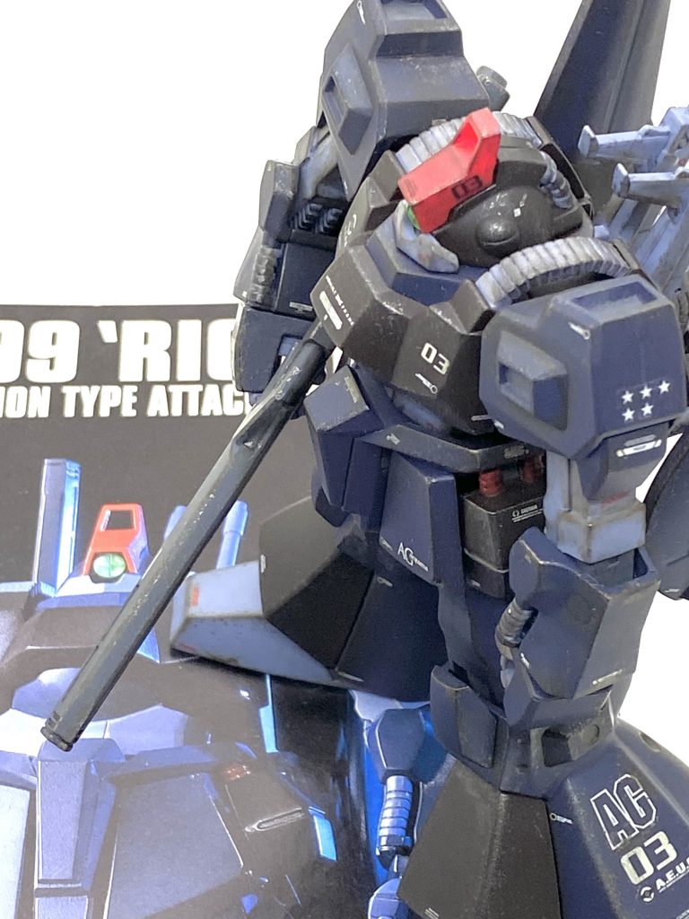 最後は説明書と。20年以上前のHGUCで可動範囲は最近出たHGUCに比べたら・・・狭いのですが自分は素立ちしかさせないので全く問題なく、プロポーションは最新のとも遜色ないので汚し塗装のおかげで重厚な感じで合わせ目も目立たなくなったからコレクションでもお気に入りになりました。らいだ~Joe様のお気軽汚しは難しい所もありますが簡単に素組がワンランクアップの作品になるので合わせ目が目立つ初期のHGUCには特にお勧め出来ると思います(白化やゲート痕は遠目ですと本当に目立たなくなります)。運良くプレミア値段になる前に買いました旧HGUCの赤のクワトロ機やプレバン品のバージョンアップ版も在庫であるので一緒に並べたいです。ご覧して頂きありがとうございました。