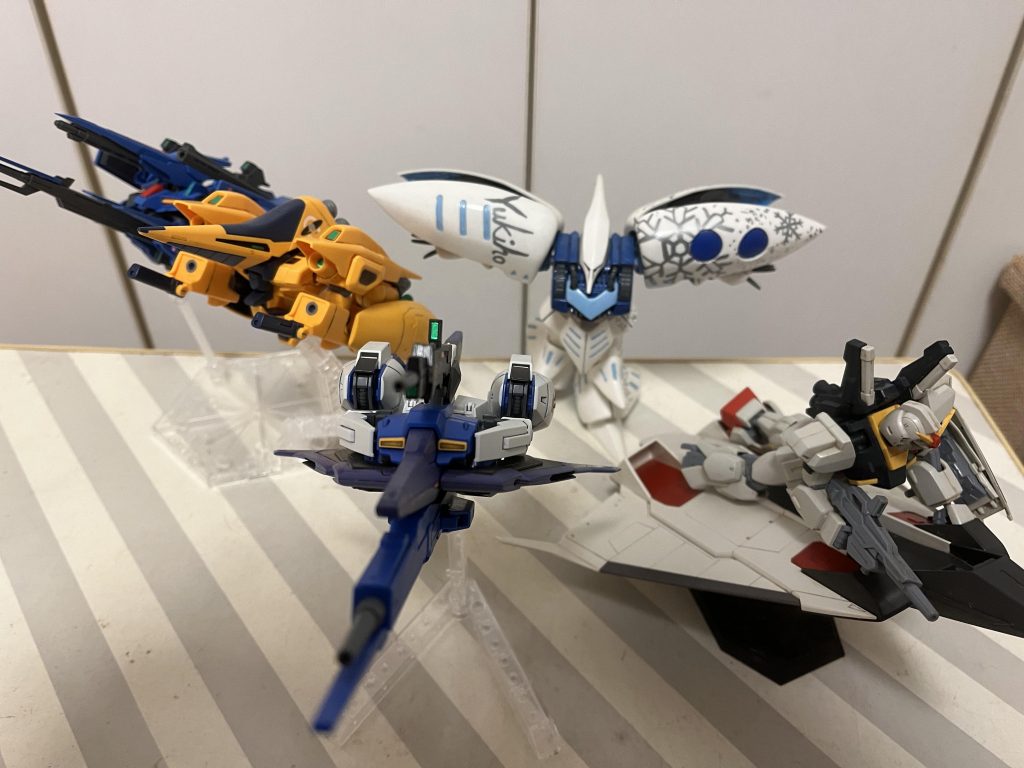 最後は今回の出演者達で集合写真!ちなみにMk-Ⅱの右足首は私が中学生の頃にブンドドで酷使してから折れたままです。リバイブの百式とMk-Ⅱもしっかり積んでるので、早く作って仲間にしてあげたいですね。後は、ΖΖは持ってないので手に入れたいです、、それじゃあ。。