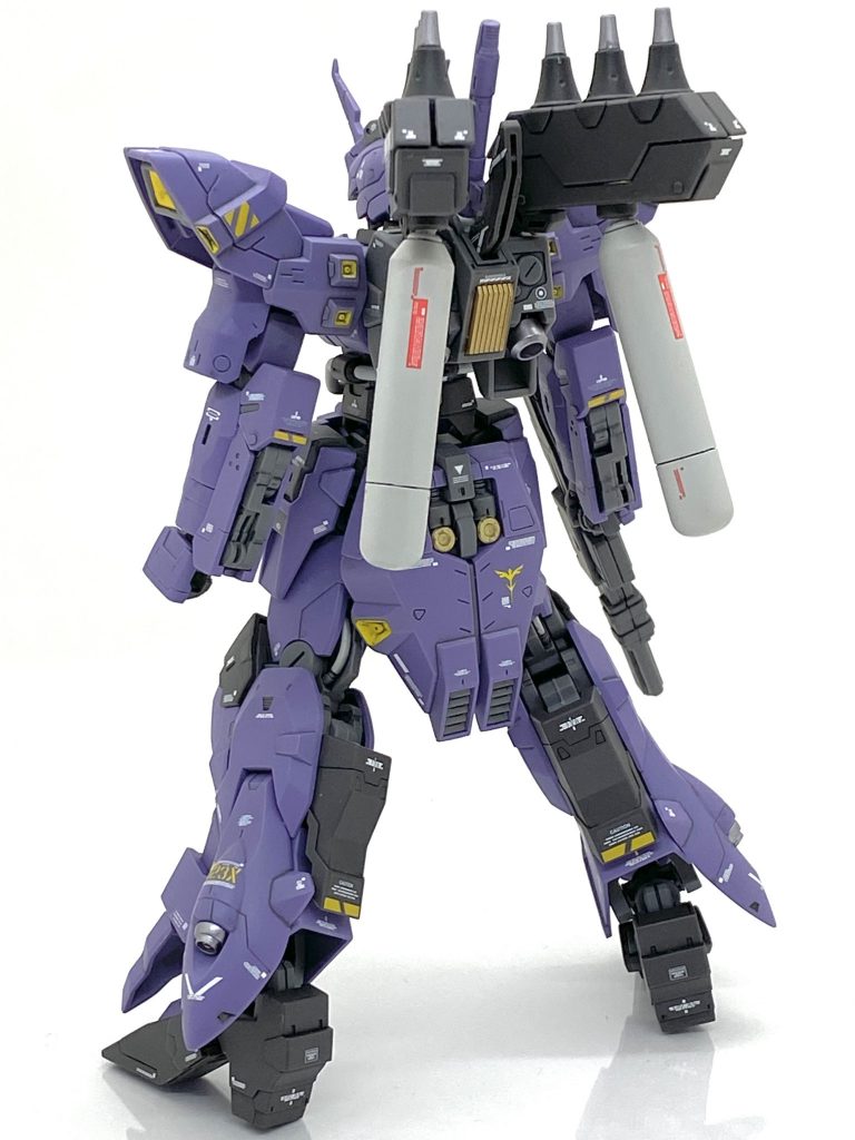 塗装箇所とカラーレシピビームライフル、メカ部グレー等→(クレオス)RLM75グレーバイオレットプロペラントタンク、腹部動力パイプ等→(ガイア)ニュートラルグレー2各部スラスター→(クレオス)新ガンダムカラーイエローバックパックや脚部バーニア、ファンネル砲身→(ガイア)フレームメタリック(2)ファンネル本体→(クレオス)ミッドナイトブルーバックパック放熱板部→(クレオス)百式ゴールド