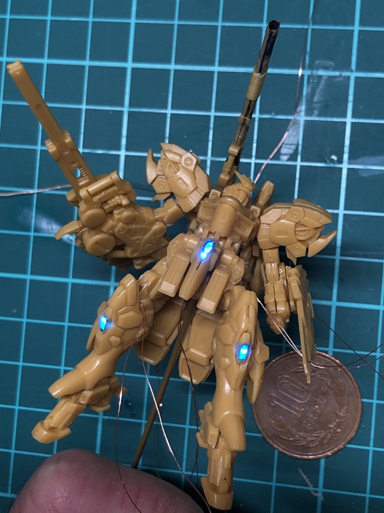 ポーズ変更のため膝、膝、腰などの角度を変更。