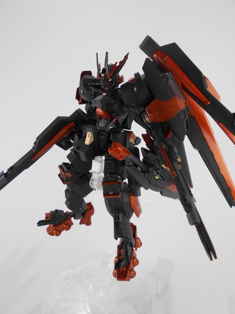 フル武装。シールドのハードポイントと右手に「シャンテ」を装備して左手に「ジーナ」を装備した状態。