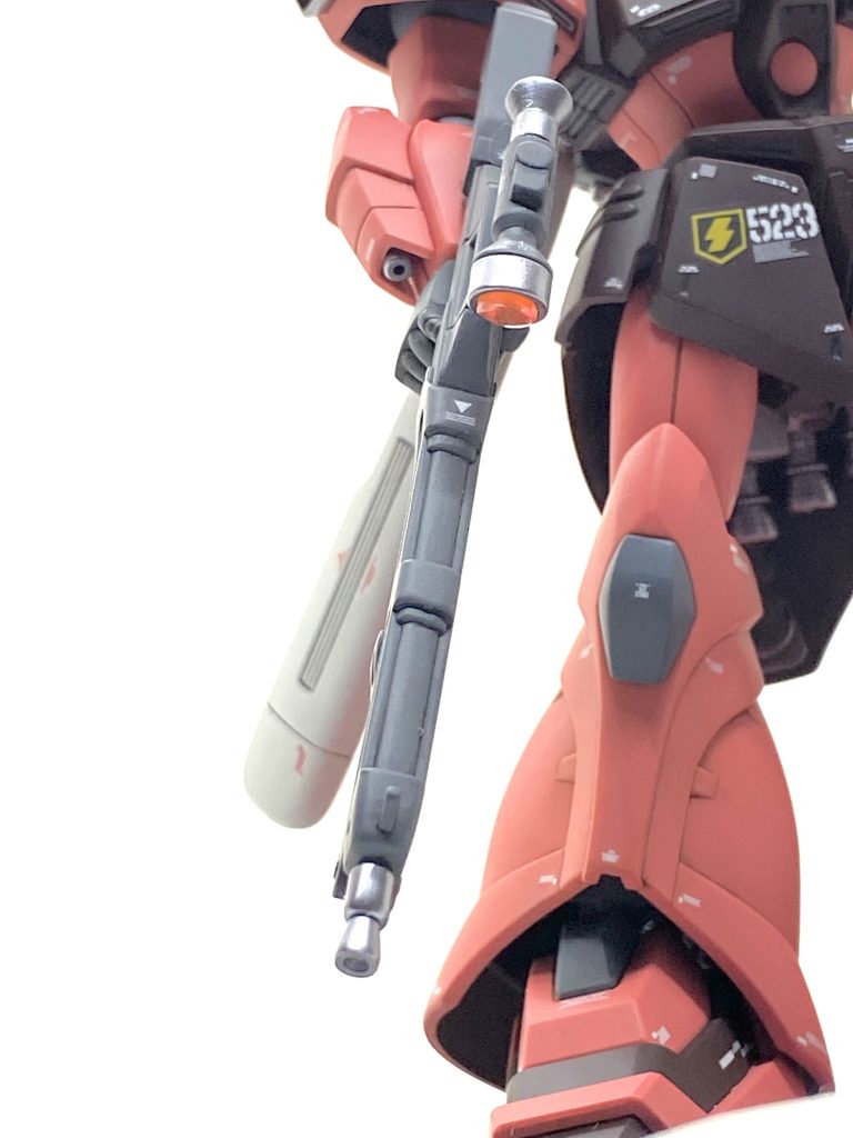 ビームマシンガンはディテールがかなり甘かったので彫り直し、スコープや先端はメタリックで塗り分けました。