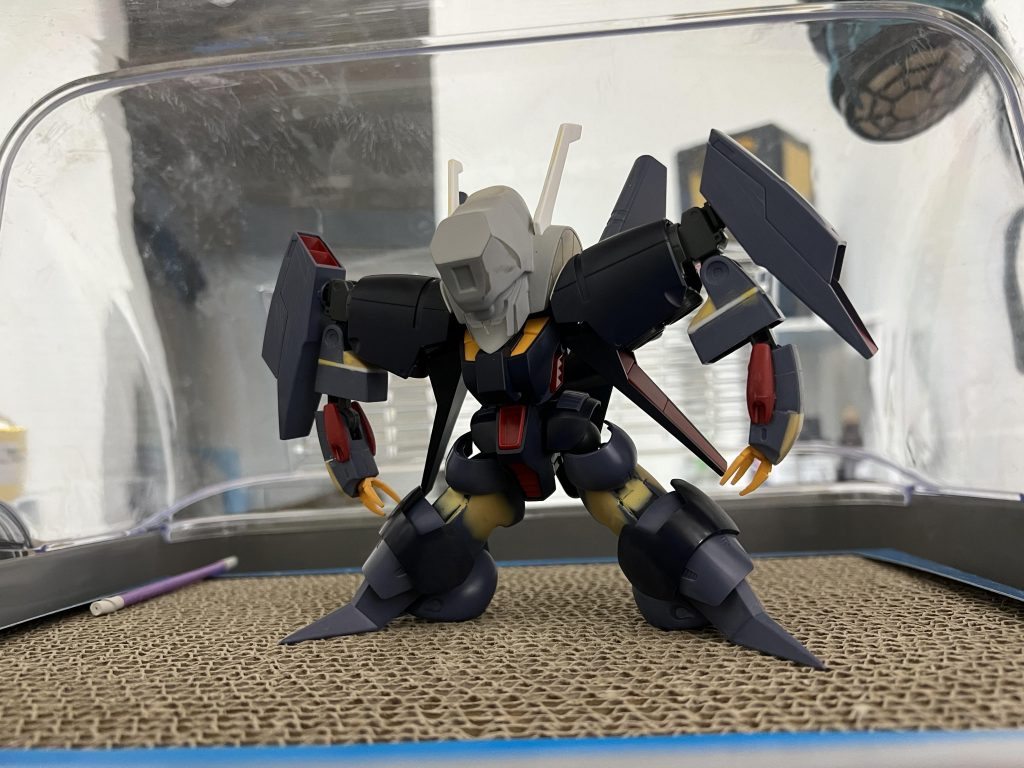 短縮化した箇所にエポパテを盛って段差を整えます。頭部も若干修正しています。