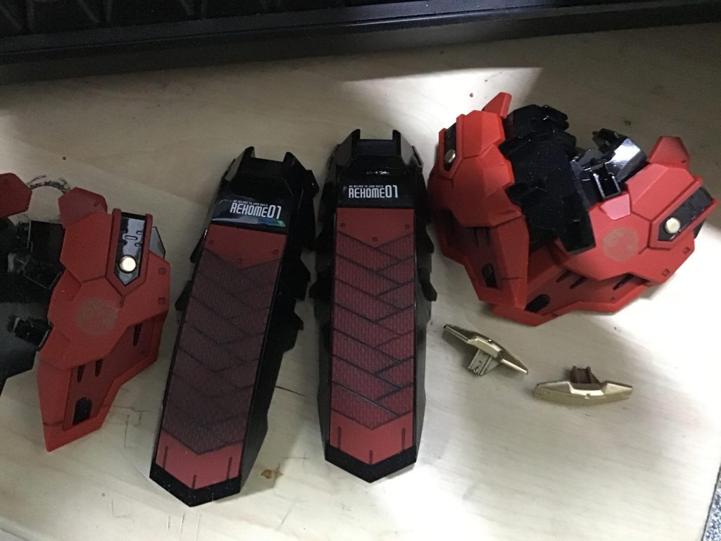 黒い装甲部分を光沢仕上げ、赤い装甲部分を艶消しで仕上げています。金色のメッキ部分は、アンダーゲートになってますが一部ゲート跡が見える所があったので、思い切って全部塗り直してますw