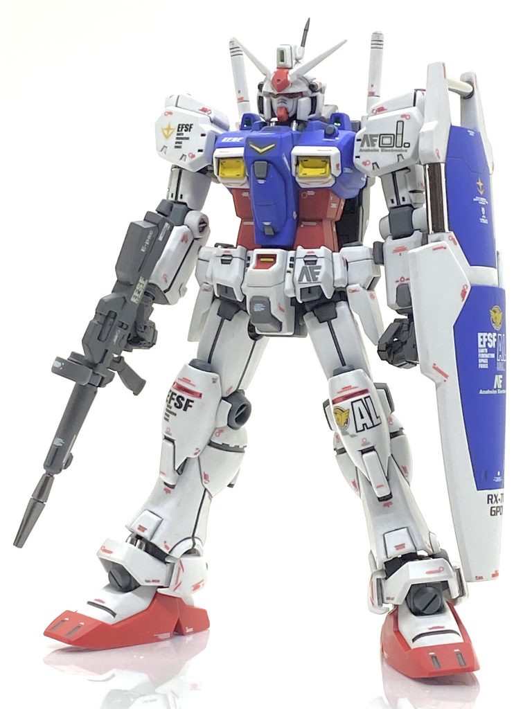 GPシリーズはアナハイムがパワードジムなどの実験機まで作ってまで売り込みたい筈なのでアピールしたい為に肩、フロントアーマー、バックパック、シールド等にお馴染みのロゴを貼ってアピールさせてます。アルビオンに納入されてから多少は時間があったと思い、どうしてもアルビオンの部隊章は入れたかったので目立つ位置に貼っています。