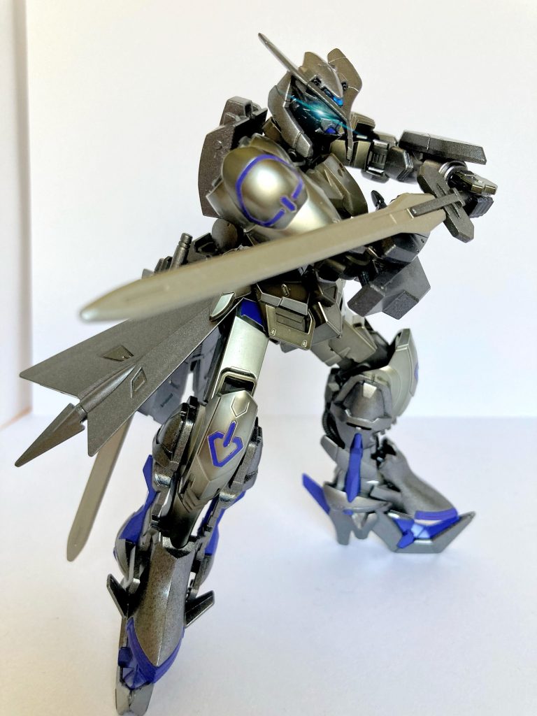 　「消費」の特性がある本機には、多数の武器が搭載されている。　腰部後面の大型ブースターには、騎士剣、刺突剣が２振りずつマウントされ、腰部側面には、ワイヤーで操作できるブレードが装備されている。・騎士剣（ナイトリーソード）×２　希少な特殊超硬合金を使用した軽量・超硬度の剣。ガンダム・バエルの装備する剣と同規格である。対MA装備では、専用のコーティングがされており、刀身の色が変化している。