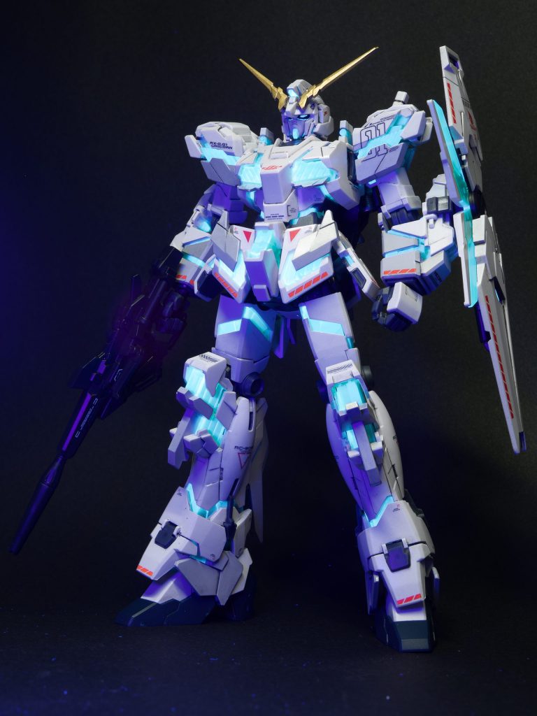 明るいとこの写真と暗闇で光ってる写真をコンポジット合成すると、まるで本当に発光してるかのよう。ブラックライトと、蛍光クリアーのパーツが使われているガンプラを持っている人は是非おためしを。以上、最後までご覧くださりありがとうございました。1/144が続いたので、次回はMGにしようかな…