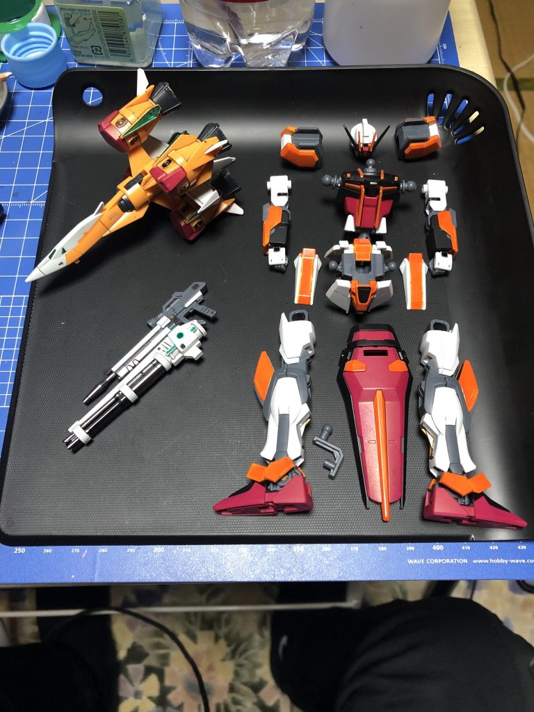 仮組みを一切していないので、ここまで来てようやく全体のバランスが見えてきます。オレンジを増やしすぎたかと思ったのですが、思ったよりまとまった感じになりました。