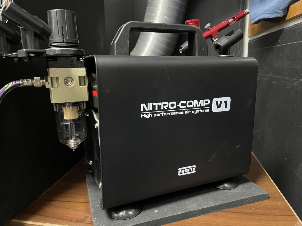 モーメントにも載せましたけどコンプレッサーはこちらを買いました。RAYWOOD NITRO-COMP V1予約じゃないと買えませんが、公式だと1万4千円位で買えます。まだ新しい製品なので耐久性が未知数ですがハンドピース以外揃っててとてもお買い得ではないかと思います。これから始める方はいかがでしょう？