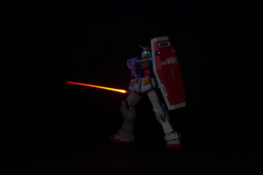 日亜化学の365nmブラックミラーUVフラッシュライトを当てると、こんな感じです。