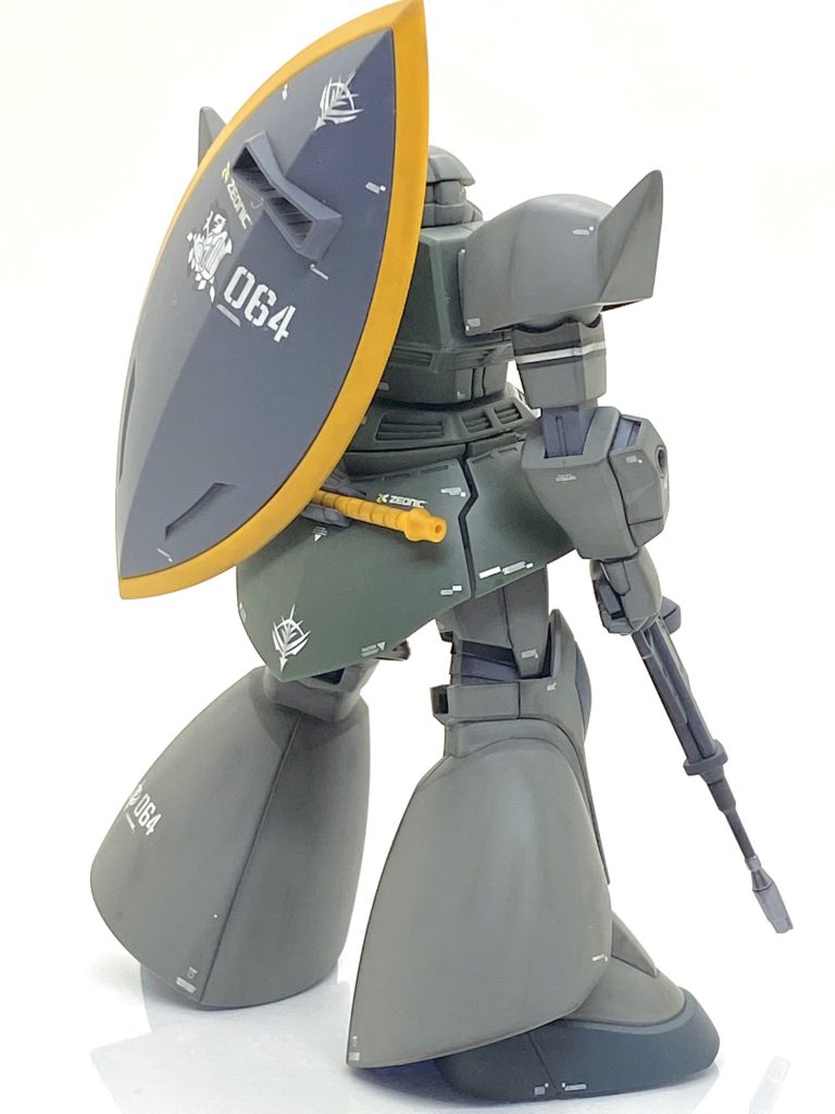 大きいジオン公国防衛部隊のマークは旧MGのドライデカールで古かったせいか白の一部が転写しなかったのでその部分に切った白の水転写デカールを貼り、少し汚しも入れて誤魔化しました