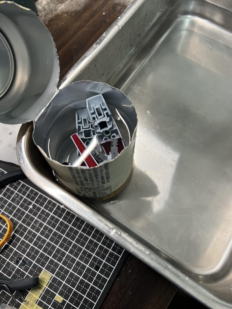 HGは部分塗装済みのジャンク品を利用しています。先ずは部分塗装してある箇所の塗装剥がしです。3Dプリンターの洗浄用に使っているIPAアルコールを熱湯で湯煎しながら剥がしたいパーツをドボン、筆で優しく擦ると綺麗に塗料が上がれました。バットに熱湯を入れて、半分に切った空き缶にIPAアルコールを入れています。