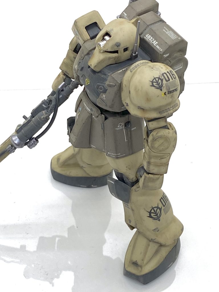 メタリック以外の部分は(クレオス)Mr.カラーGXスーパースムースクリアーを吹き付けて、今回は(クレオス)Mr.ウェザリングカラーサンディウォッシュでウォッシングした後に(タミヤ)エナメルのジャーマングレーで更にウォッシング、そして(クレオス)の水性カラーの焼鉄色でチッピングをした後に最後は(タミヤ)ウェザリングマスターのオイルとマッドを全体的に軽く付けて白化部分を誤魔化しました。