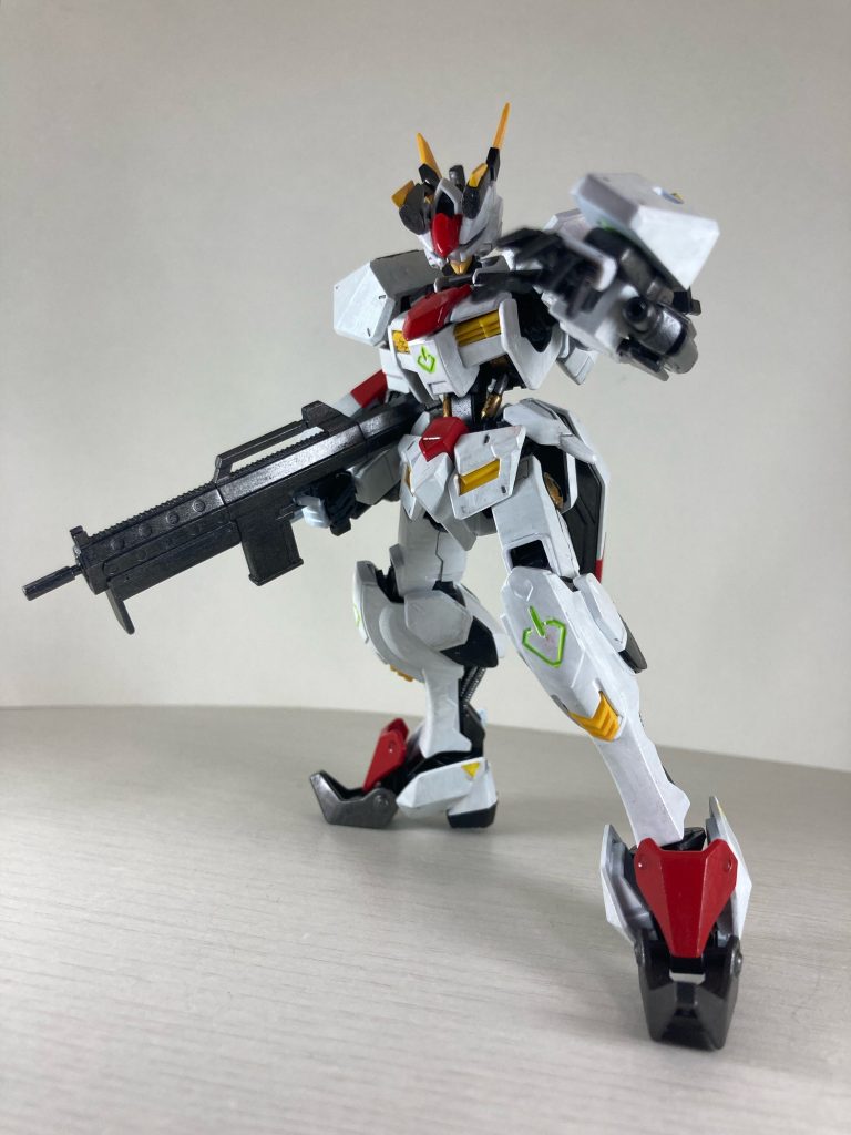 バックにマウントした60mm携行機関砲。腕部にも小型の機関砲を装備。これは徹甲砲にも換装可能。