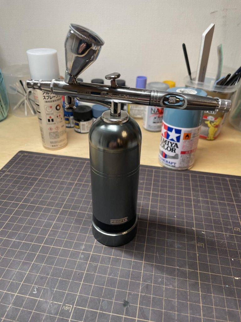 購入したエアブラシはPROFIX Tech Linerです。ちょうどAmazonで割引していて11000円くらいで買いました。今回のキットくらいなら稼働時間はそんなに気にならないですが、普通にガンプラ作ろうと思うと、間に充電しないとちょっと稼働時間短いかなと思います。僕は今回、デフォルトの0.3ミリノズルを使っていたんですが、サーフェイサー吹いて、そのあと塗料を2回くらい塗ったあたりから少し詰まり出し、綺麗に噴出しなくなりました。それぞれの塗装の間で、エアブラシはクリーニングしてるんですが、ニードル部分はクリーニングしていなかったからかもしれません。3回くらい使ったら、ニードルもクリーニングする方が良さそうですね。したら詰まりは改善しました。