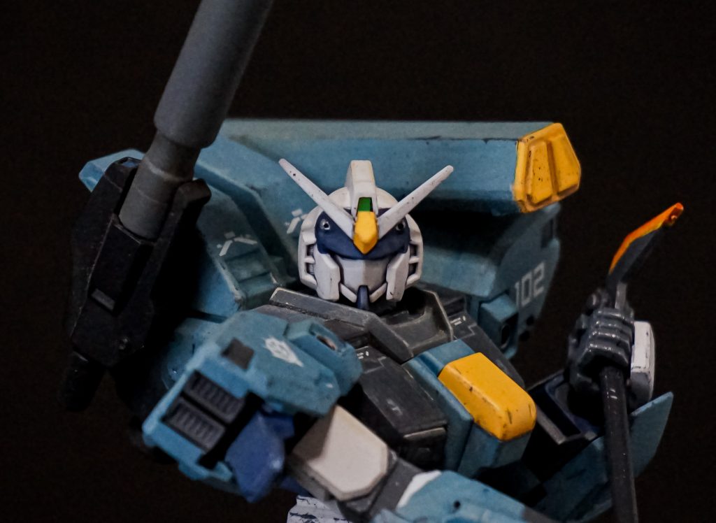 頭部に塗り分けのため筋彫りを追加しました。胸部も筋彫りを追加しダクトを埋めただけですが、どちらも元々デザインが非常に似ていると思います。