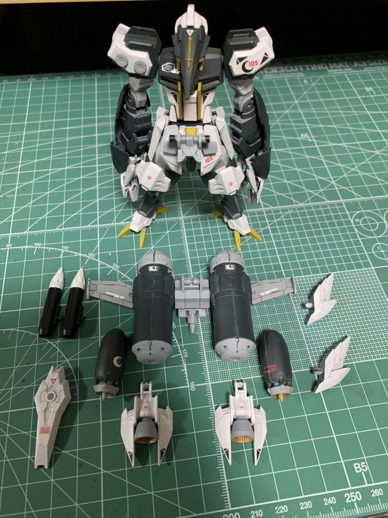 武装は右肩の魚雷ポッド2基とアイアンクローのみ。探索や救助をする際に邪魔な障害物を破砕する為のものである為、防衛手段に出ない限り戦闘では使いません。地上に出た際は使用済みのハイドロジェットや魚雷は炸裂ボルトにより排除出来ます。