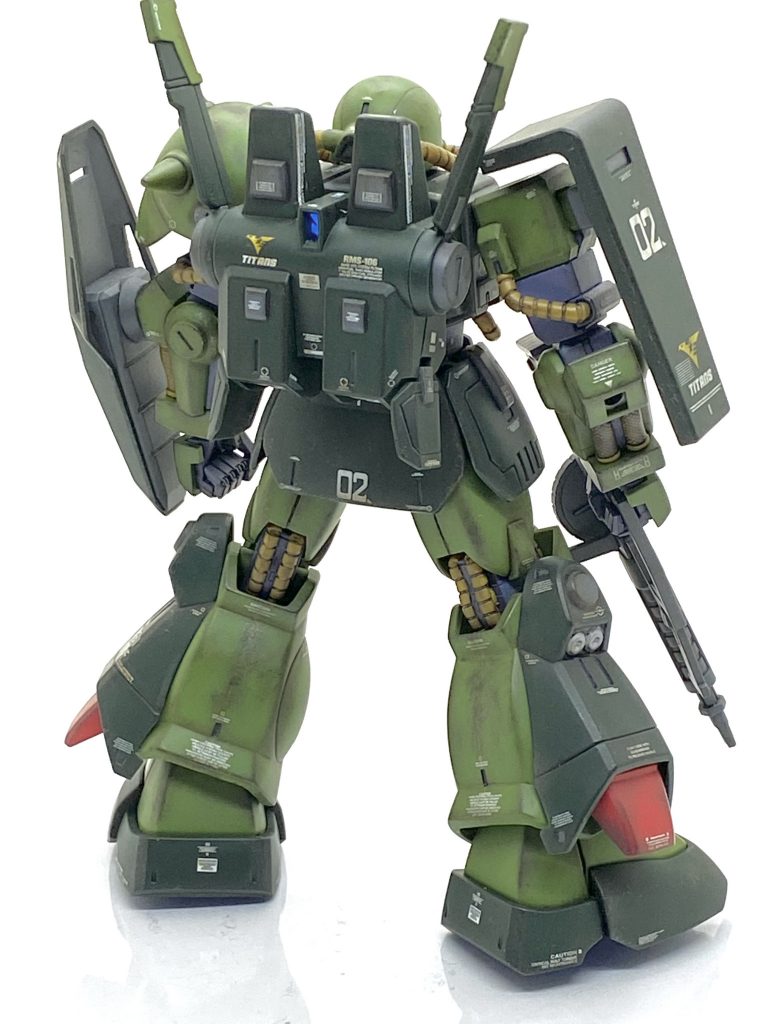 ハイザックも合わせ目が白化してしまった箇所が大変多かった為に(特にショルダーアーマー、手首周辺、脛前後、頭)はデカールと汚しで誤魔化し、白化よりはマシにしました。手のデティールが大変甘く成型的にイマイチな感じでしたからビルダーズパーツMSハンド01(連邦系)を使い、少し削って手の甲が付くようにしました。