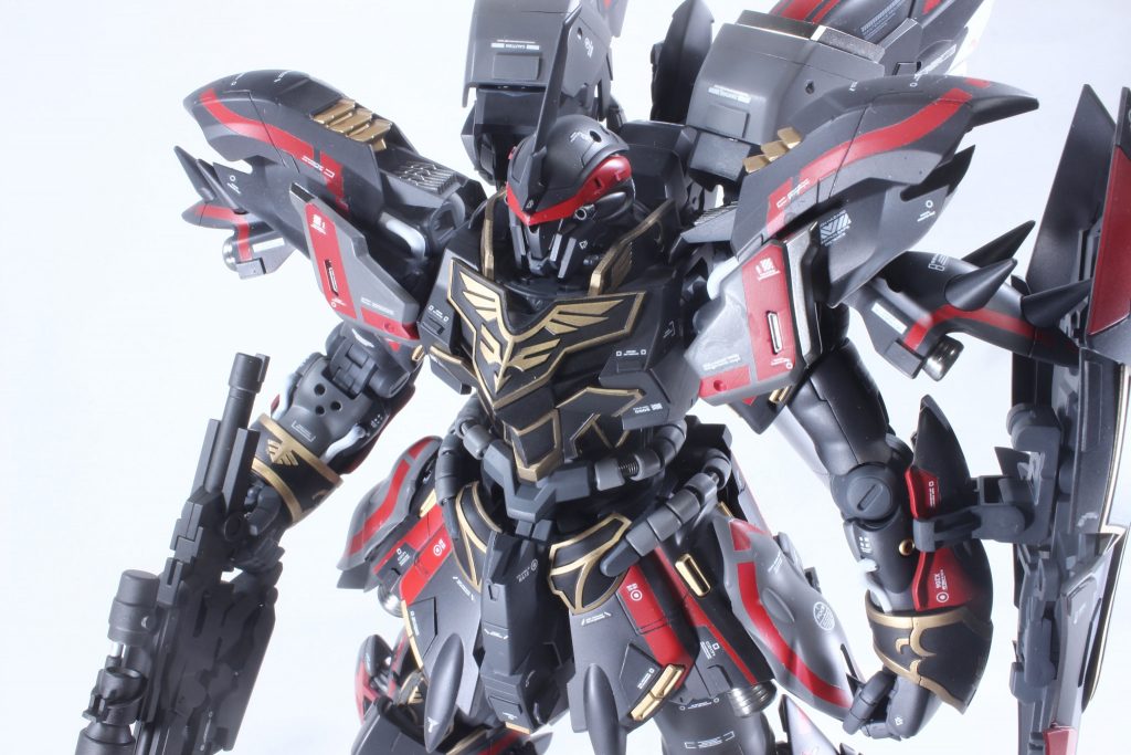 クシャトリヤのパーツもいくつか。バルバトスのスネパーツの電源マークをパテ埋めして肩に増設。肩にも白を入れてバランスをとりました