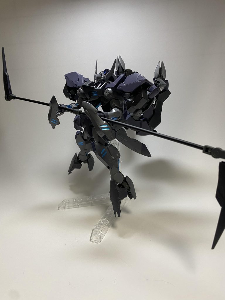 ガンダム・モードグレイズ・モードが基本形態であるため使用頻度は極めて低いが、形態を変更してモビルスーツ本来の機動性をわずかながらに取り戻せる。武器はグレイズ・フレームの関節部に用いられている技術を使用した専用試験複合兵装でありメイス/ランス/アックスの3形態が使用可能な他、連結が可能となっている。