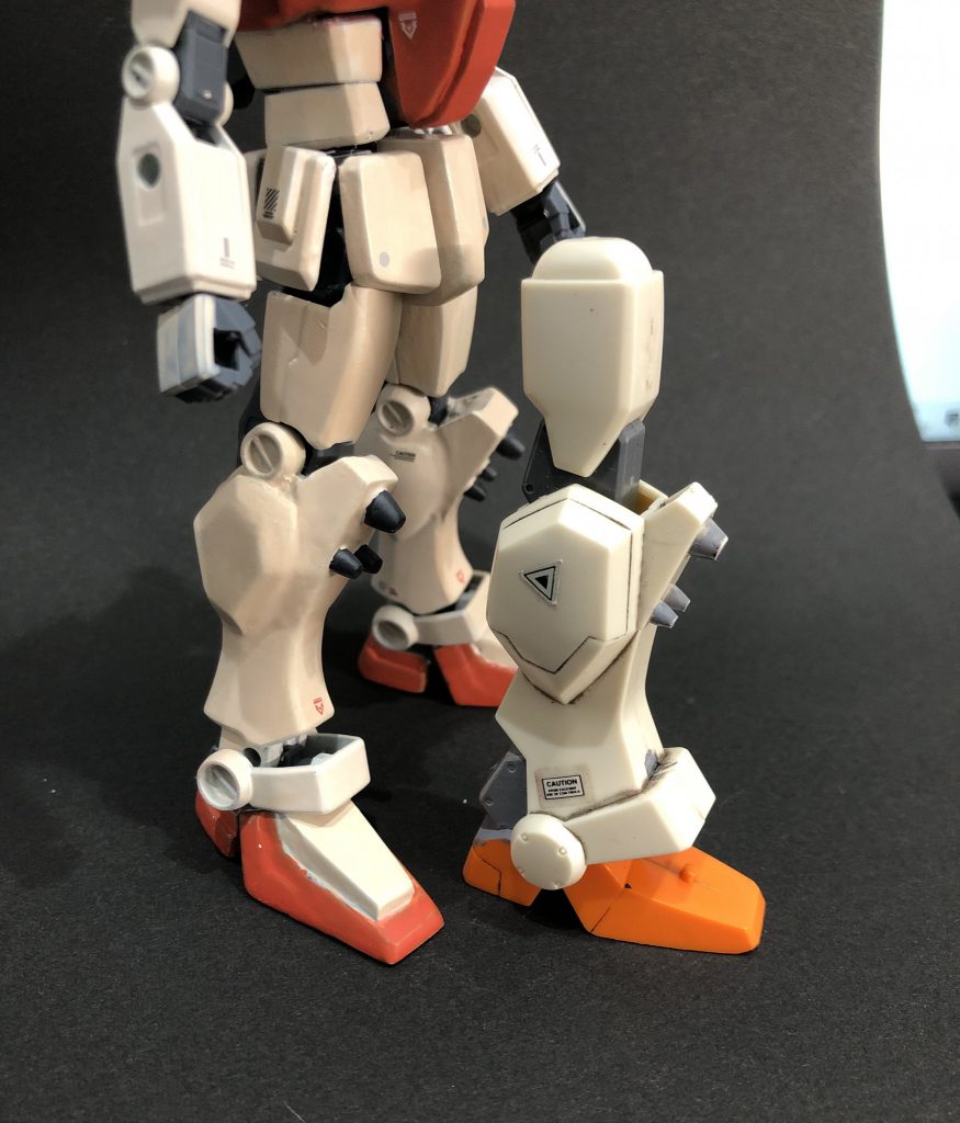 旧キット残骸と。長さは一緒だけど超マッシブ。でかスリッパも実は同じ寸法。あれー、旧モデル素敵やん。小顔細身だけが正しくはないという好事例。