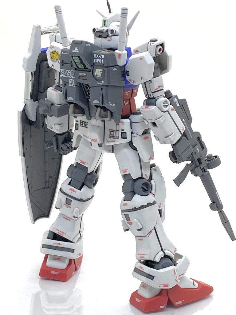 絶対に手を入れたかったのはバックパックにあります二つ並んだセンサーやモールドが甘い手のパーツでセンサーの方はただ四角いモールドが二つあるだけなのでルーターで削り、市販のバーニアとクリアパーツを使いディテールアップしました。最初期のHGUCの手のパーツは形状の良くないのでビルダーズパーツの1/144 MSハンド01(連邦系)を少し削り込み、GP01の手の甲パーツを接着し塗装して使っています。シールドのシリンダー部分はミラーフィニッシュの金属光沢シートを使い、同じくディテールアップしています。
