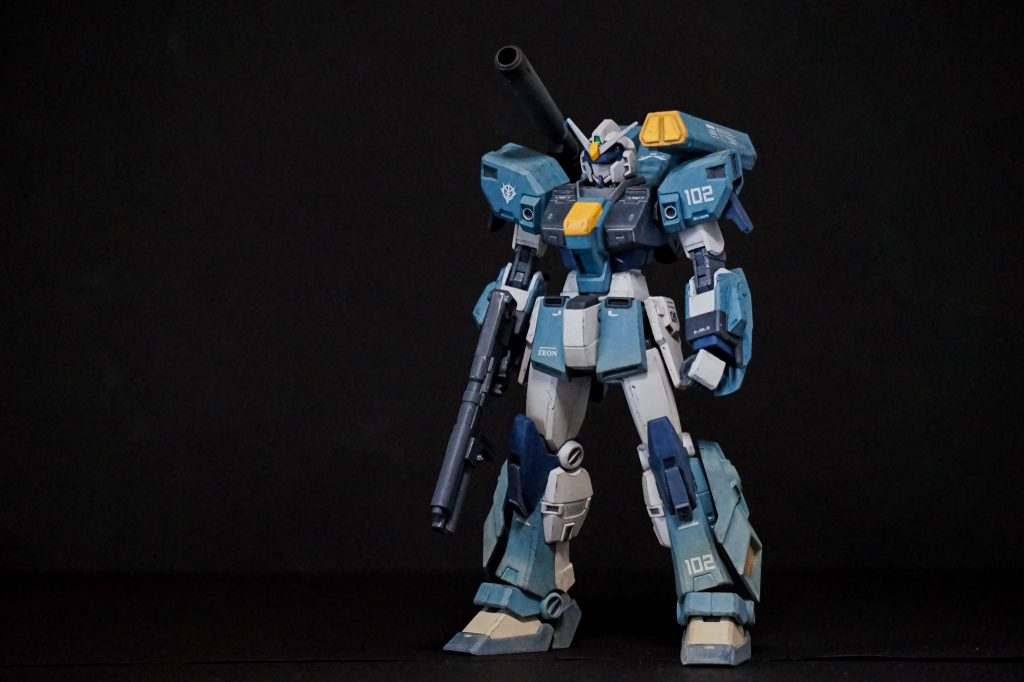 形状の9割はマドロックのままで、最低限の工作と塗り分けでデュエルASに見えるよう工夫しました。102の識別ナンバーは、デュエルの型式番号GAT-X102からとりました。