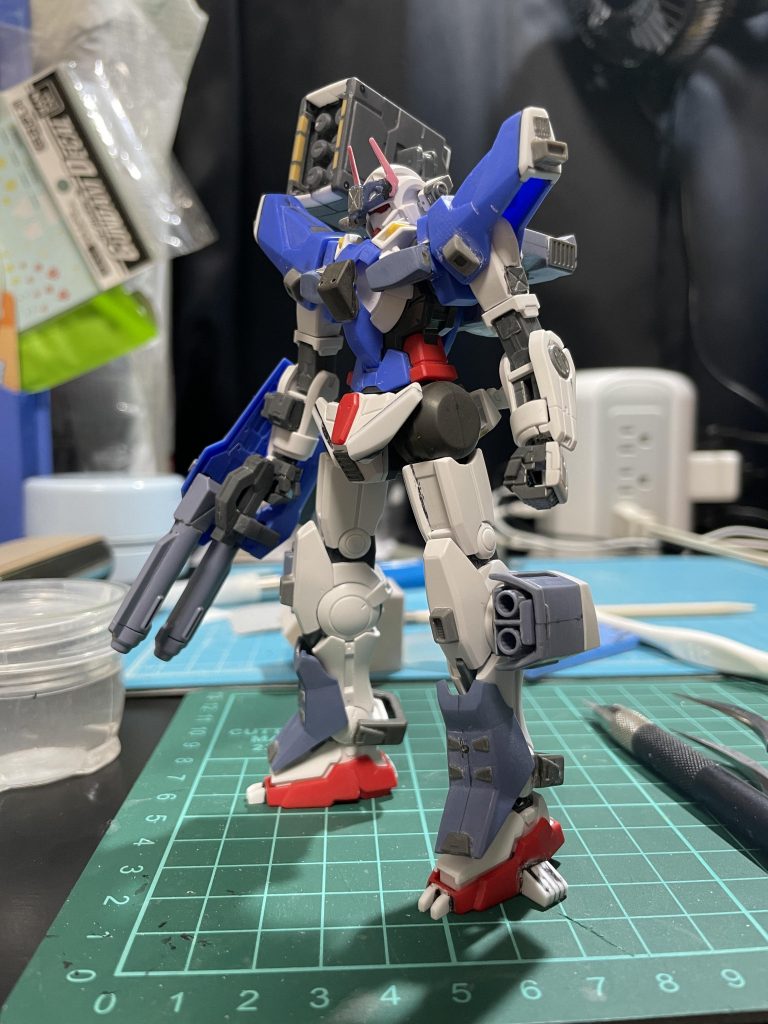 エクシアをベースにグリモア、ブルデュエル、ストライクルージュI.W.S.Pのパーツを切り貼りして作成しております元々エクシアの肩が大きいと感じていたのでそれに釣り合うようにボリュームアップを図っていきました