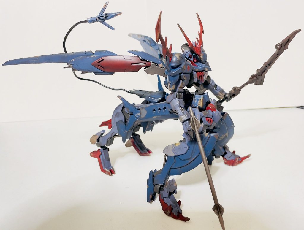 シルバーを下地に塗装しケープチッピングしてみました。デカールは右腕表面に鉄華団のエムブレム、右腕裏面にはガンダムバエルの左腕に描かれていたハーメルンの笛を添えました。