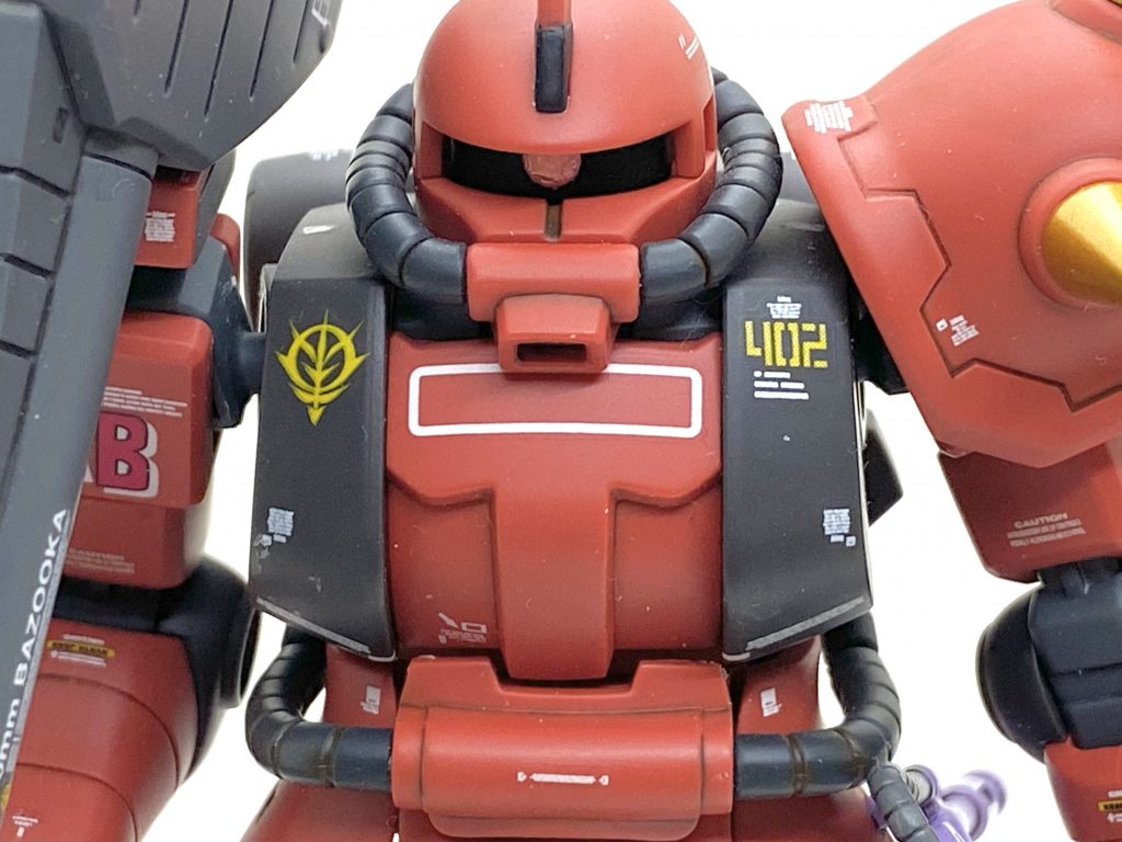 デカールはRG 1/144 MS-06R 汎用1のジョニーライデン専用のを中心にHGシナンジュや市販のコーションデカールを満遍なく貼っています。ジオノグラフィーのよりは派手目にしました。モノアイとバズーカのセンサー部は定番のクリアー化で裏にラビーを貼っています。