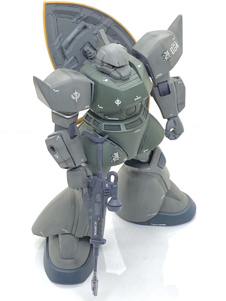 HGUCの量産型ゲルググの本体グレーや緑部は成型色が大変素晴らしく、自分には調色出来ない色加減でつや消し吹くと更に質感が増しました(同じ色合いのゲルググマリーネの成型色はグレーは中々なのですが緑はプラスチック丸出しの色合いで成型色仕上げですとかなり厳しいかったので)。合わせ目もあまり目立たなく消しやすかったです。