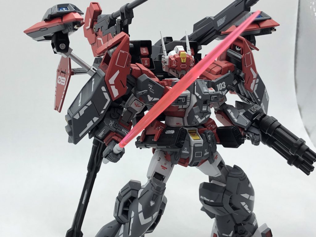 武装8 ビームサーベル バックパックに1本だけ装備されている。一般的なサーベルより太い。