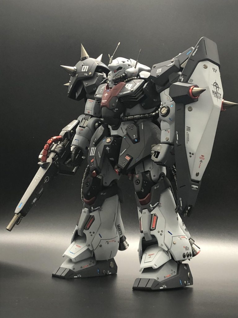 ガンプラにハマって1年半になり、20体目の節目の作品なので、時間とお金を注ぎ込んで今までの集大成として作成してみました。 メッサーをザクⅢ風に改造し、自分が思い付く箇所を全てメタルパーツとエッチングパーツに変更してみました。筋彫り、合わせ目消し、パーツ結合、パーツカット、塗り分けなど今出来ることと、初挑戦としてグラデーション塗装をチャレンジしてみました。白と薄いグレー部品で実施して言われないと分からないレベルのうっすら感… アクリジョンでのグラデーション塗装は0.3mmノズルが詰まりまくって初挑戦者にはハードルが高かったです😭
