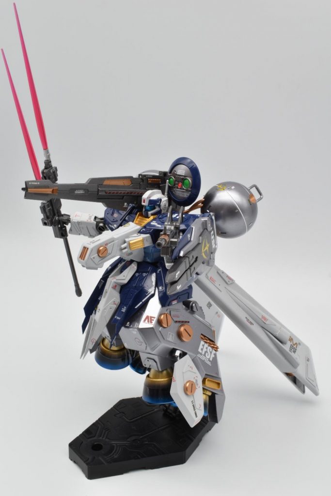 ショルダービーム砲は可動式!ツインビームスピアや100ミリマシンガン、シールドはカッコ良いので、そのまま使用!