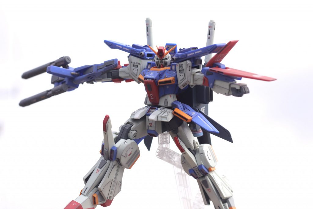 稼働範囲が狭くて、ダブルゼータのキメポーズはあまり取れませんでした