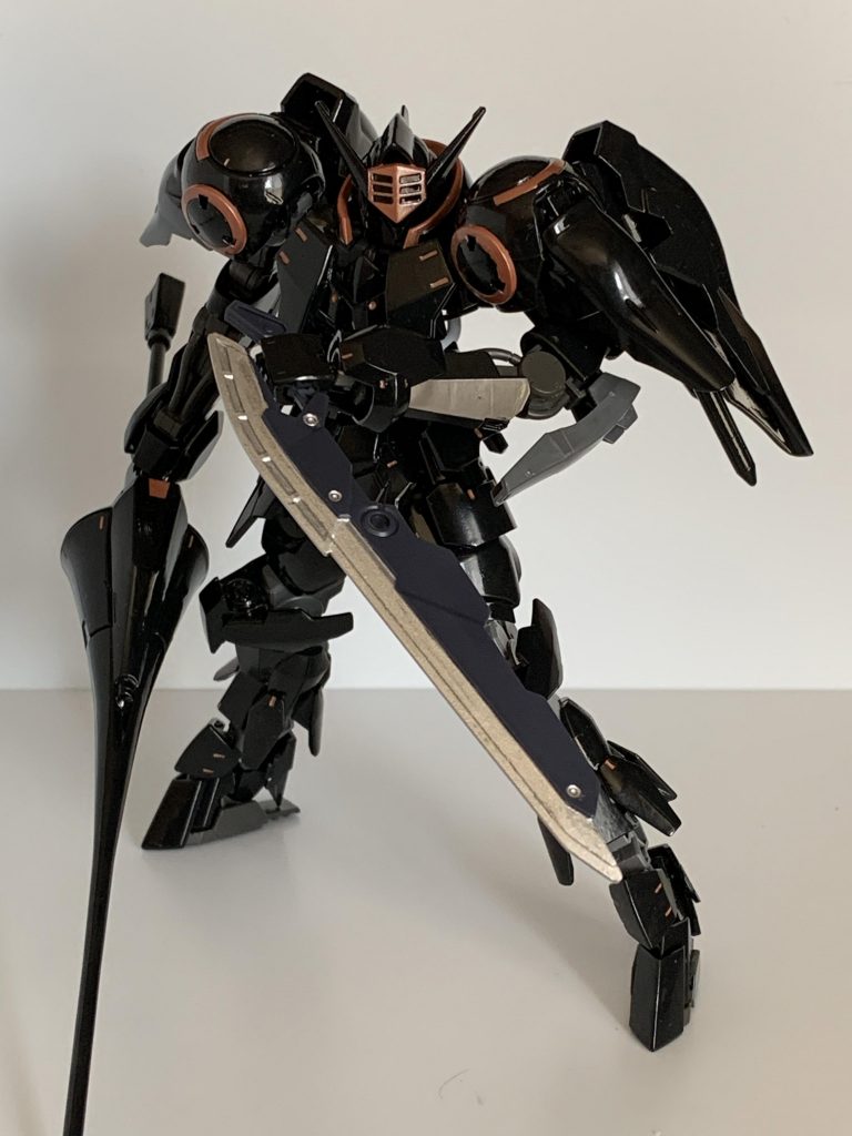 ○大剣『エアオーベルング』『征服』の名を持つ大剣。頑丈さと重量のバランスが良く、大きさの割に使いやすい装備。量産品であり、破損しても交換の効く装備である。