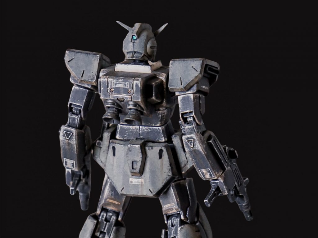 ウェザリングが派手になるぶん、コーションデカールは控えめに配置しました。肩アーマーは外側からダボが丸見えだったので、ジャンクで転がっていたストライクフリーダムのダクトの幅を詰めて接着しました。