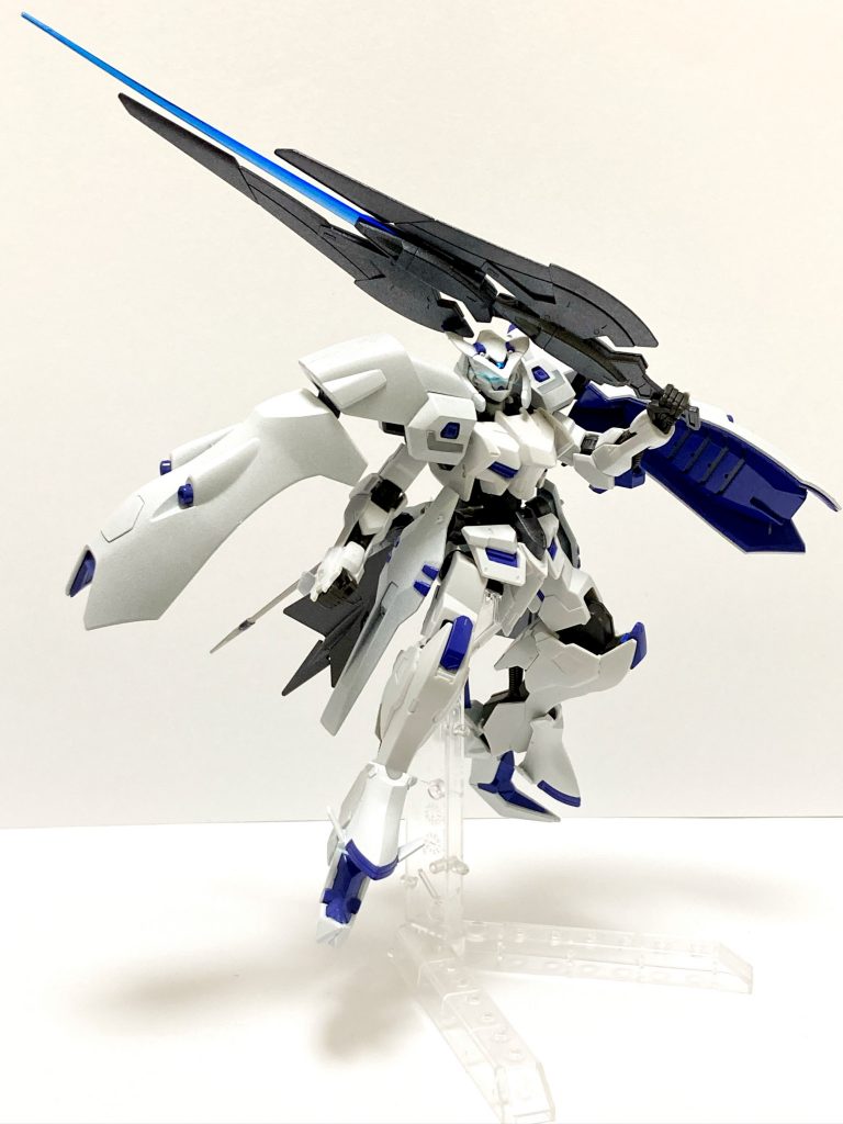 ・初列風切羽(プリマリーフェザー) エイハブパーティクルブレード内蔵の大太刀。通常ナノラミネートアーマーは、ビーム兵器に対して高い優位性をもつため、ビーム兵器は、有効な攻撃手段とならない。しかし、この兵器の刃は、通常ビーム兵器とは異なり、エイハブ粒子により構成されているため、ナノラミネートアーマーを無効化し、MAの装甲を簡単に融解・切断することができる。グリップ部の上部にはエイハブ粒子のコンデンサが設置されており、使用時の粒子の急激な消費に対応している。また、巨大なMAに対応するため、二振りを合体させ、刃渡りを伸ばすことができる。厄祭戦時に破損し、後世にそのもの自体は伝わっていないが、基部は残ったため、後世でも二振りのエイハブパーティクルブレードとして使用されている。