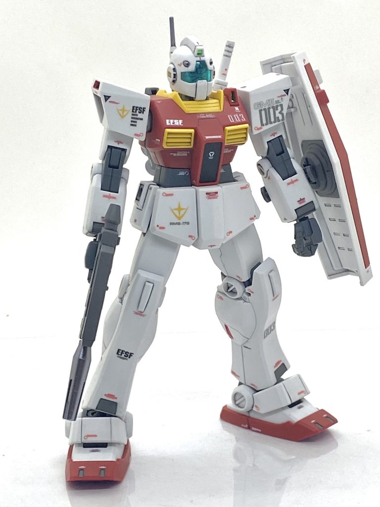 足のスリッパ部分がノーマルのジムをベースにしたMGと違い、カトキ風の平べったい形状で設定と違ってもこちらの方が自分好みです。HGUCのノーマルジムも名作の誉れ高い好キットですがジムⅡは更に進化しており、可動部分もディテールも増えていて何度も作りたくなるデキの良さです。