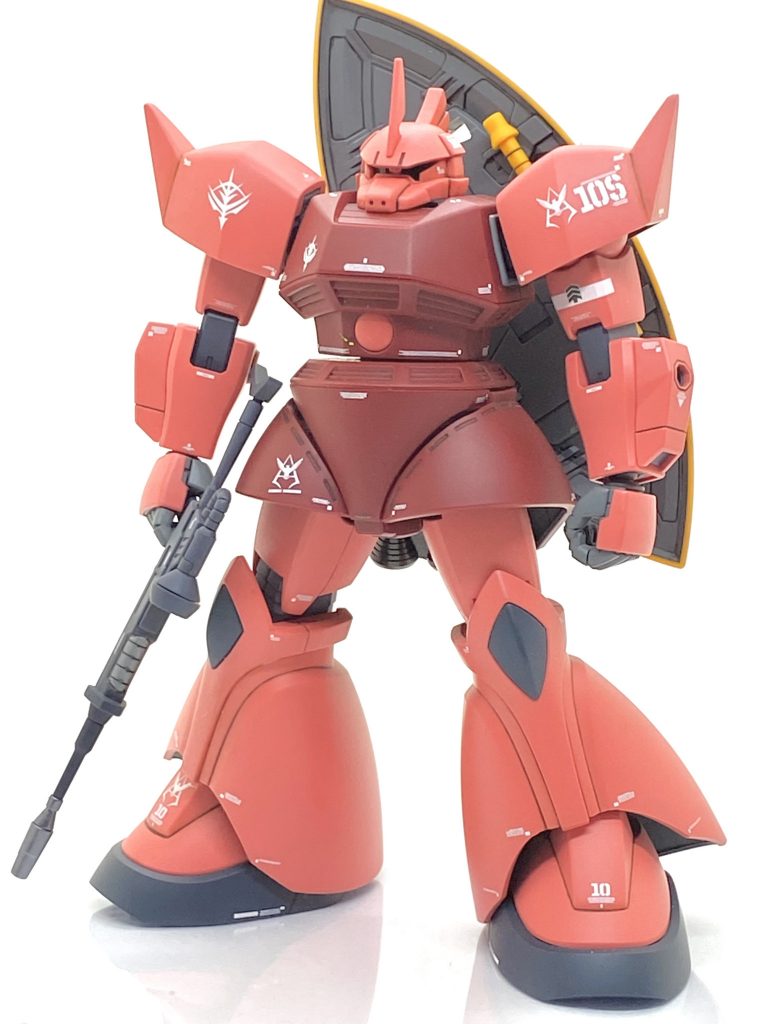 HGUC No.70 MS-14S シャア専用ゲルググを部分塗装+αで作ってみました。シャア専用ゲルググは昔は先行量産型という設定で25機のうちシャア以外は全てジョニー・ライデンのいるキマイラ隊に送られたと昔のMGの説明書に書いてあった記憶がありますがガトーのゲルググも先行量産型という説があり、こういう事は歴史の謎みたいで面白いと思います。ただ量産型ゲルググのレビューの時も記載したのですが、めぐりあい宇宙でのシャア専用ゲルググはガンダムとある程度は互角に戦えるのですが腕を切られたり、テキサスでは撤退したりとやられ役のイメージで「派手な色なのに・・・」と当時は思っていました(笑)。それども設定上ではガンダム並みの性能を持つゲルググは第二次世界大戦時の日本陸軍機である四式戦みたいなイメージがあり、自分はザクやドムより好きなので今回も旧MGのオマージュを入れながら新鋭機のイメージで丁寧にデカールを貼る事にしました。