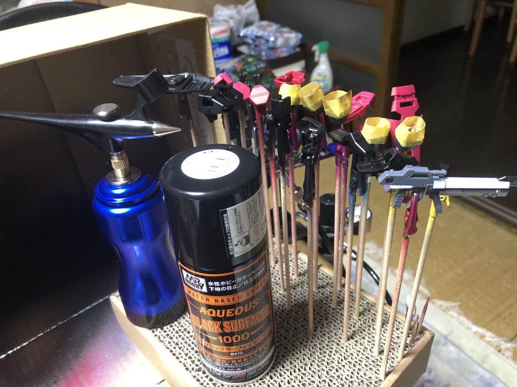 ガンマカエアブラシを電動化し、サフのブラックも黒塗装として使用しています。エアブラシの習熟度が低いので、こっちの方が楽で安定して濡れる気がします^_^;