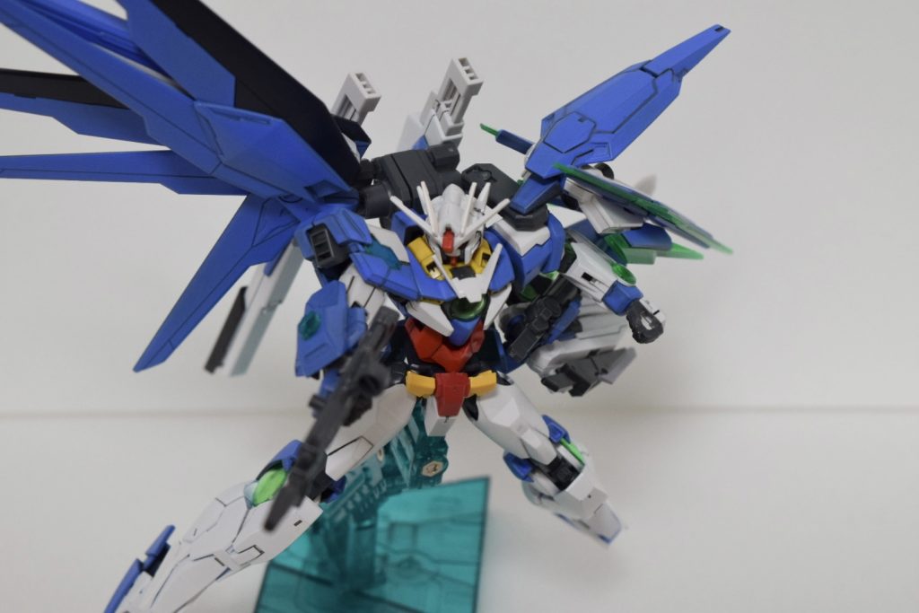 ライフルもヘリオスから流用。ABCビットとライフルで中距離をカバー近距離ではパルマフィオキーナと内蔵ビームサーベル、腰アームにマウントされたGNソードⅡで対応可能です。