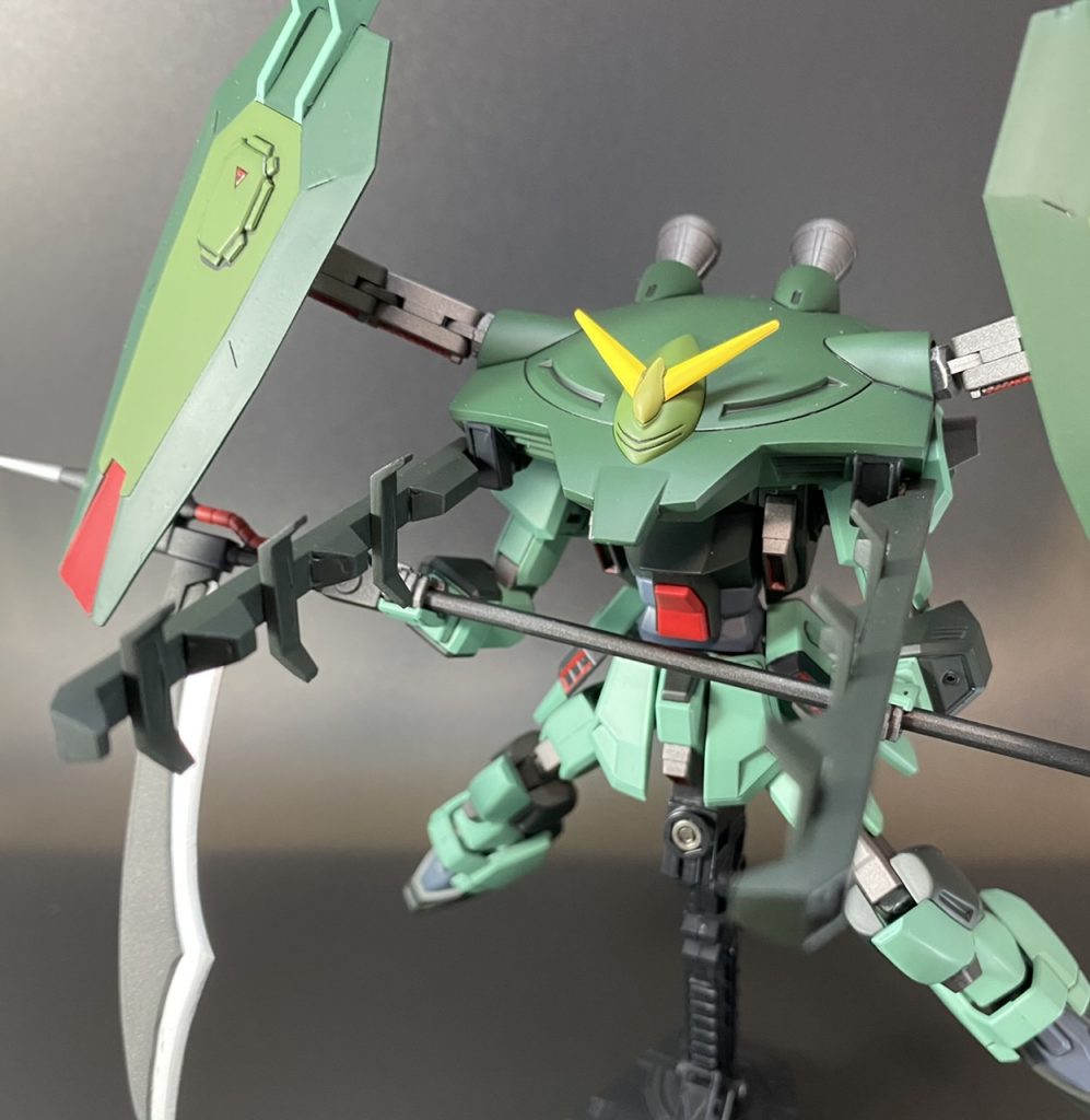 フォビドゥンは昔からやりたかったレールガンの展開ギミックを再現。一旦バラしてパテで整形し、ネオジム磁石で回転して展開します。ゲシュマイディッヒパンツァーも、軸をボールジョイントに変更し、本体もプラ板とパテで一回り大きくしています。